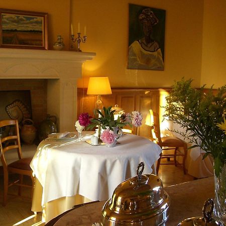Chateau Des Salles Saint-Fort-sur-Gironde Buitenkant foto