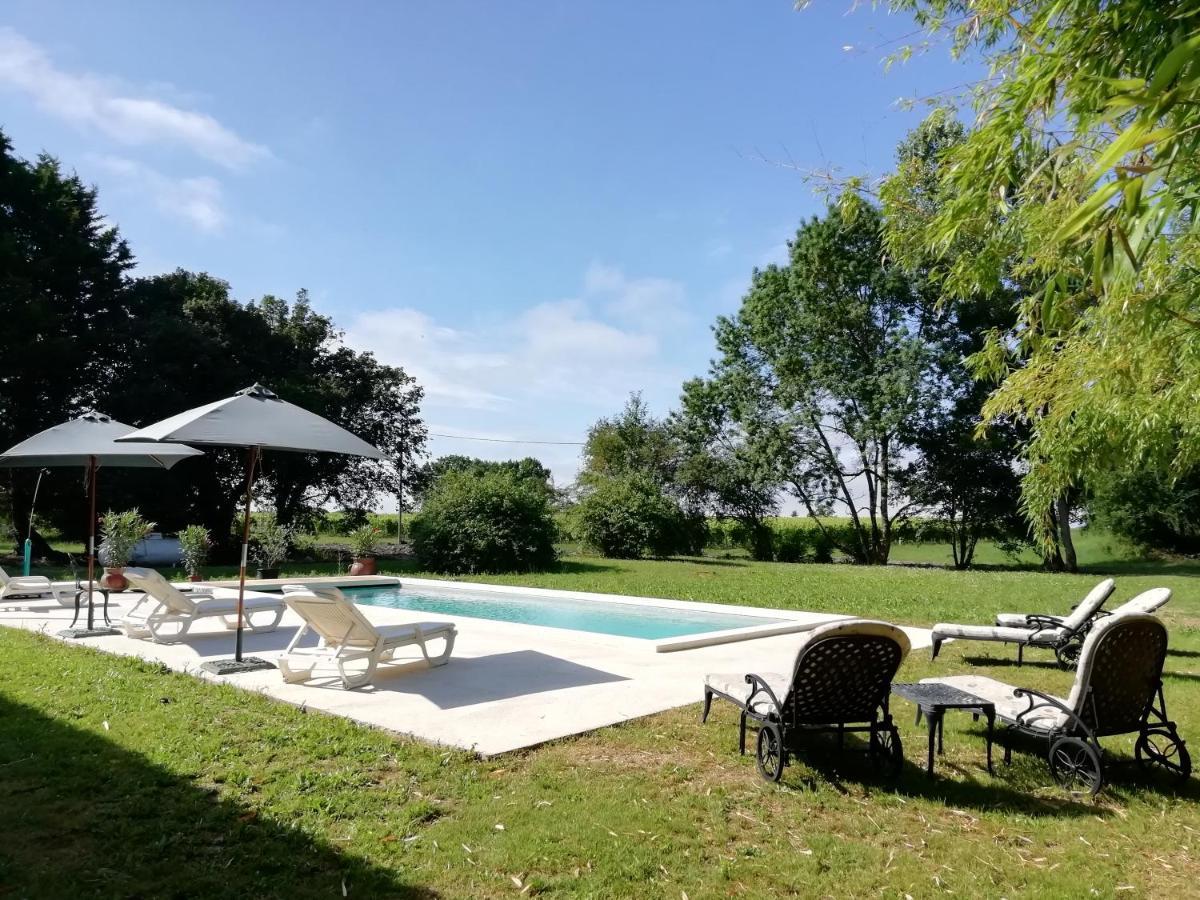 Chateau Des Salles Saint-Fort-sur-Gironde Buitenkant foto