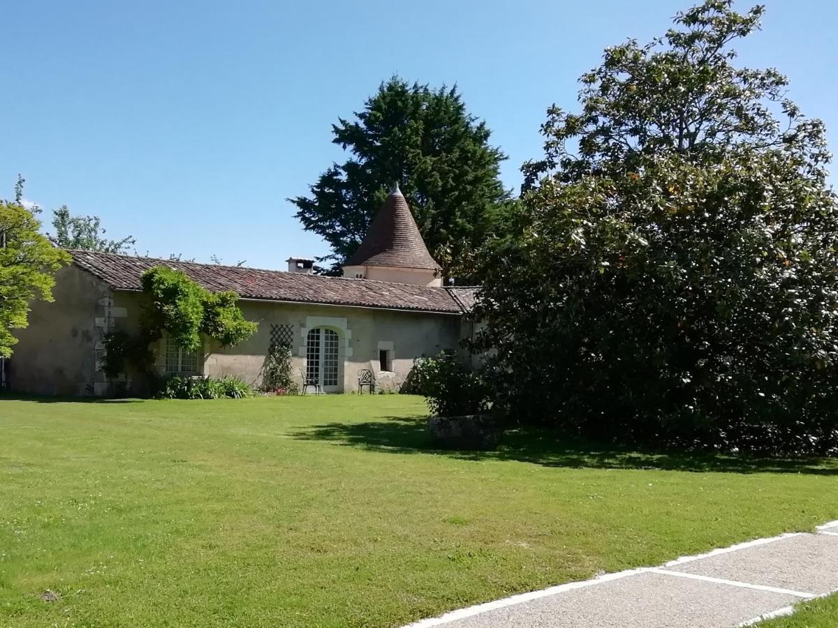 Chateau Des Salles Saint-Fort-sur-Gironde Buitenkant foto