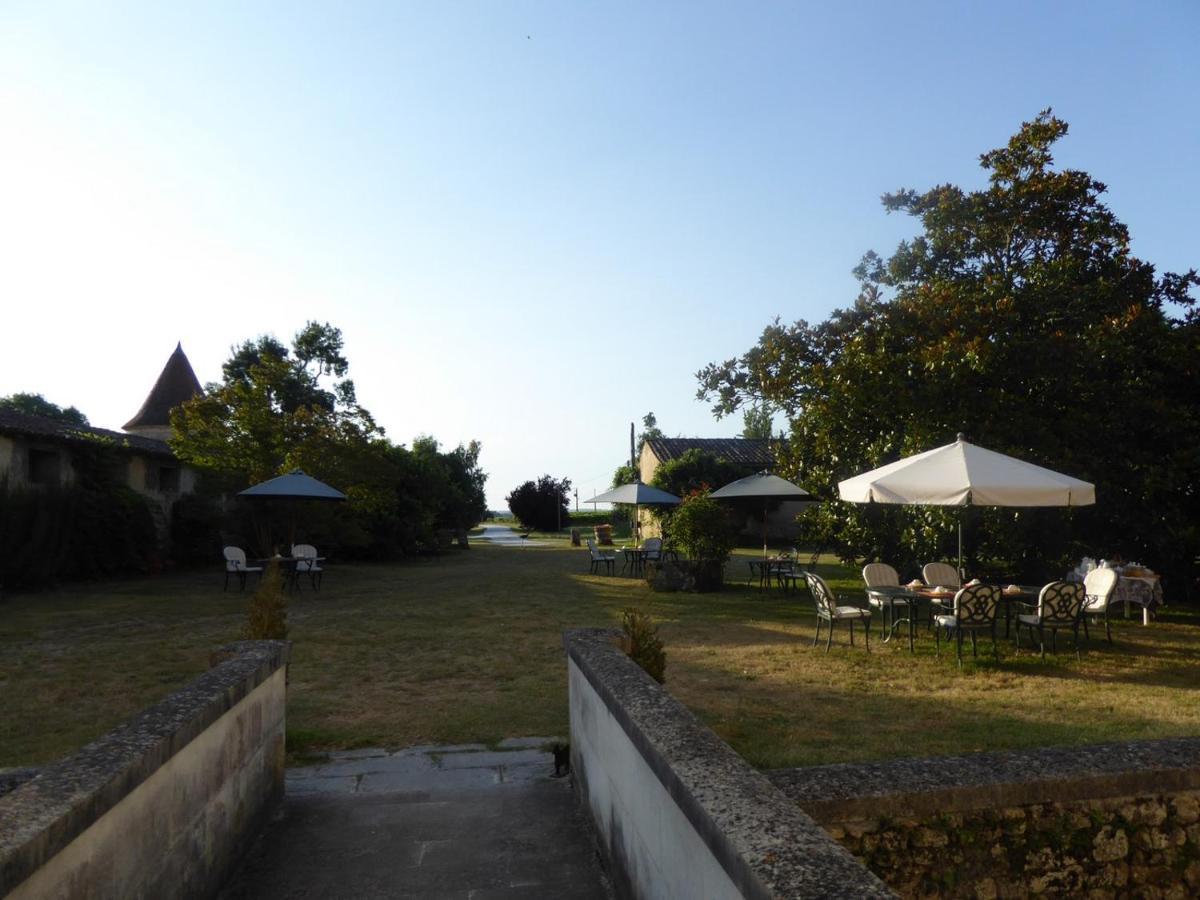 Chateau Des Salles Saint-Fort-sur-Gironde Buitenkant foto