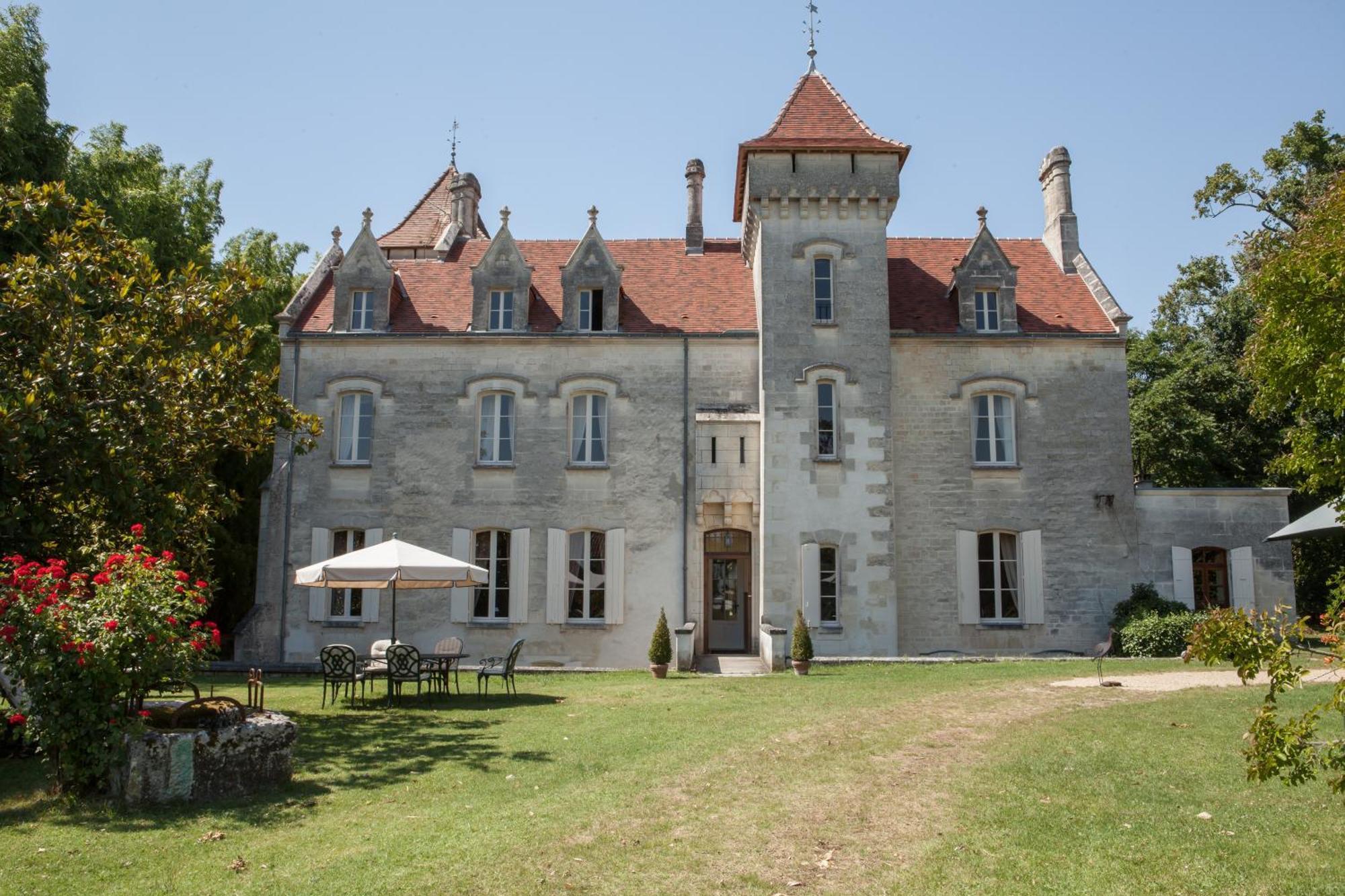 Chateau Des Salles Saint-Fort-sur-Gironde Buitenkant foto