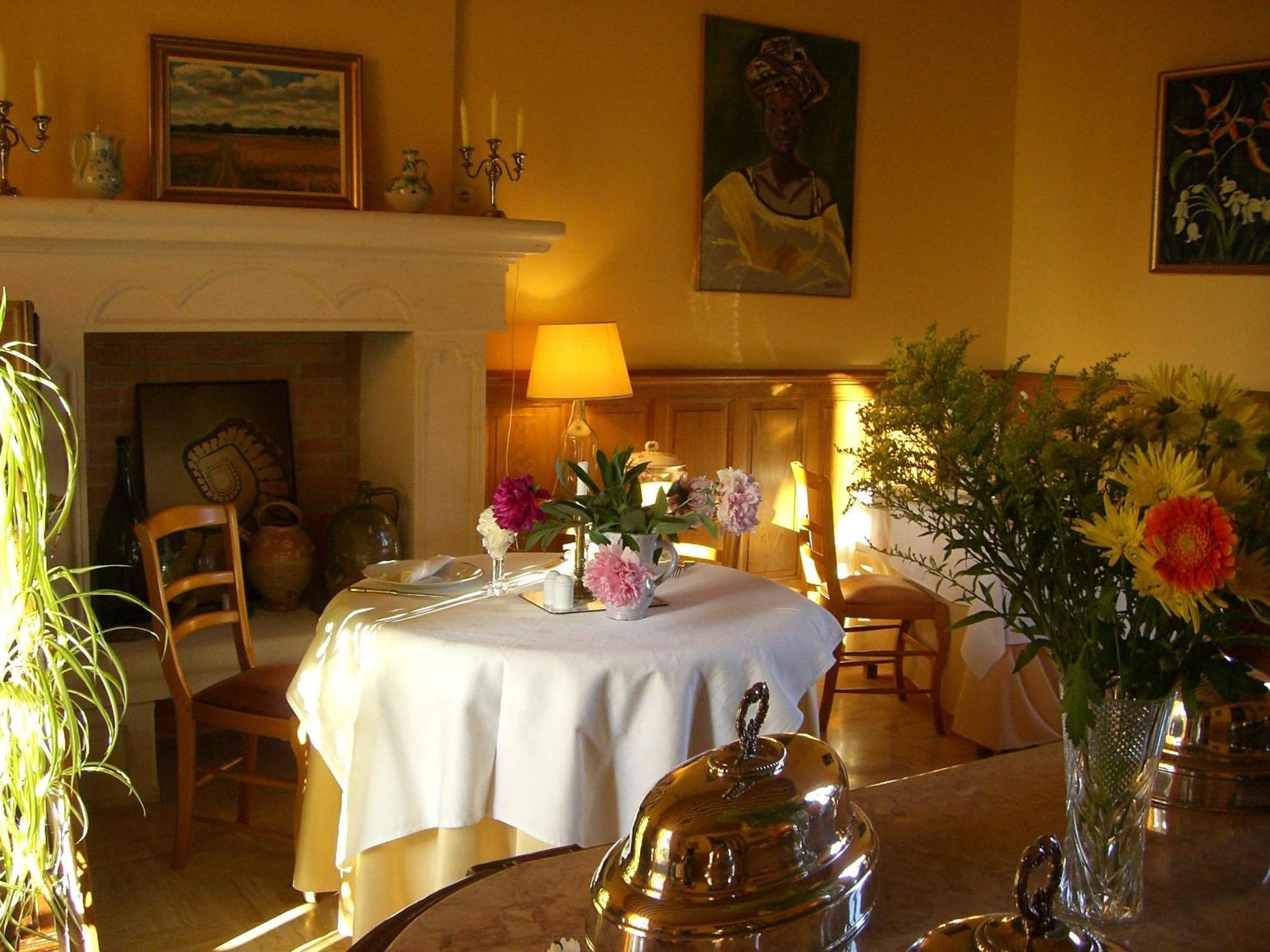 Chateau Des Salles Saint-Fort-sur-Gironde Buitenkant foto