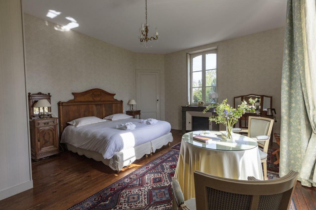 Chateau Des Salles Saint-Fort-sur-Gironde Buitenkant foto