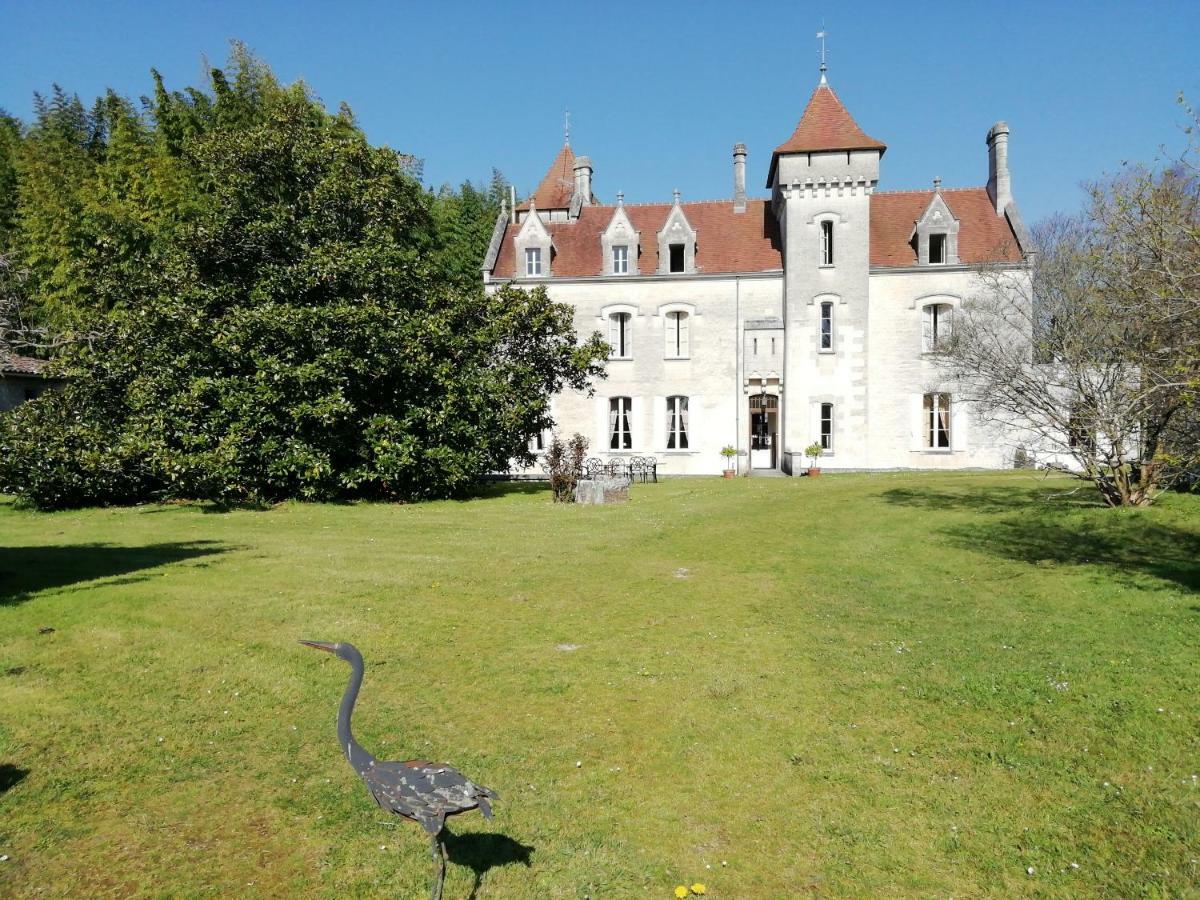Chateau Des Salles Saint-Fort-sur-Gironde Buitenkant foto