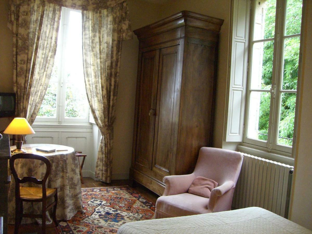 Chateau Des Salles Saint-Fort-sur-Gironde Buitenkant foto