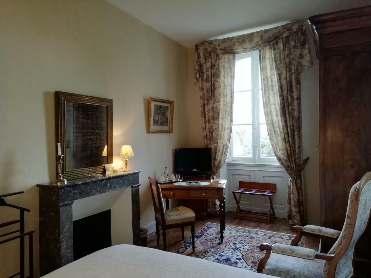 Chateau Des Salles Saint-Fort-sur-Gironde Buitenkant foto